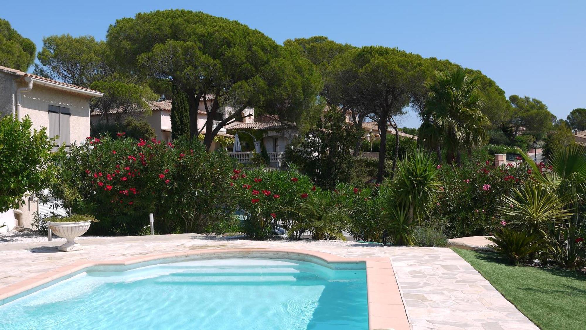 Grand Appartement Dans Maison Avec Piscine Privee Frejus Exterior photo